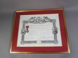 un vieux document encadré sur lequel figure une rose rouge