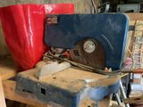 une machine bleue posée sur une table en bois