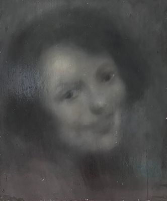 tableau représentant le visage d'une femme dans un cadre noir et blanc