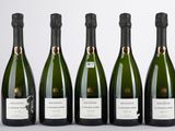 quatre bouteilles de champagne sont alignées