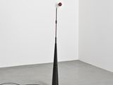 une image représentant une lampe posée sur un pied au milieu d'une pièce