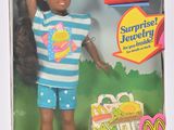 Poupée « Happy Meal » représentant une petite fille afro-américaine, dans sa boîte d'origine