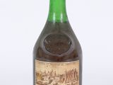 Une vieille bouteille de Delamain est posée sur une surface blanche.