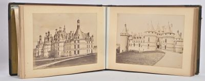 un livre ouvert sur lequel est dessiné un château