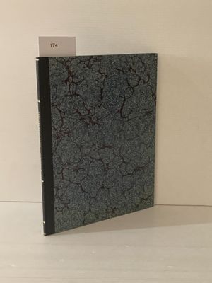 une photo d'un livre posé sur une table, sur fond blanc