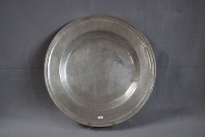 un plateau d'argent posé sur une table