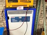une machine bleue et jaune qui se trouve dans un garage