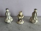 trois vases blancs posés sur un plan de travail en marbre
