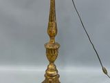 l'image d'une lampe posée sur une table