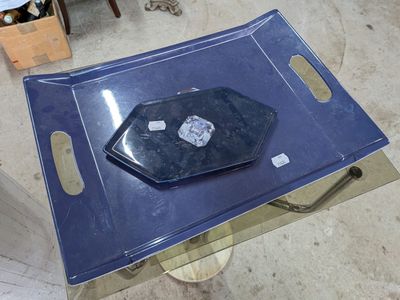 un plateau bleu orné d'un diamant, posé sur une table