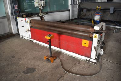 une machine sur laquelle est posé un rouleau de papier kraft