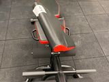 vue d'un banc de musculation au milieu d'une pièce