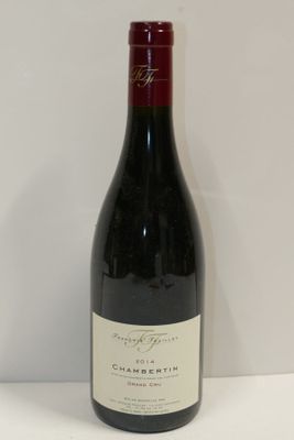 une bouteille de vin posée sur une table