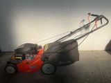 une photo d'une tondeuse à gazon dans un garage
