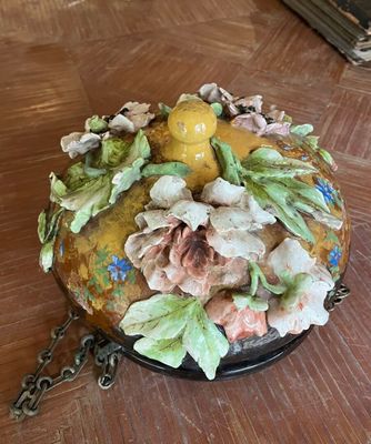 SUSPENSION à décor de fleur en relief