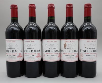 quatre bouteilles de vin rouge sont alignées