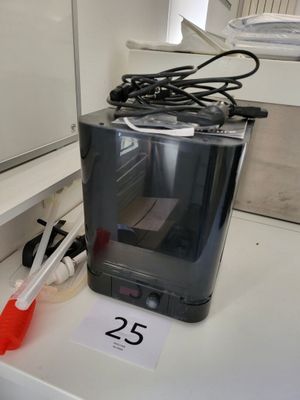 un micro-ondes avec une spatule rouge posée sur le plan de travail