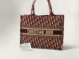 sac cabas Christian Dior muni d'une étiquette
