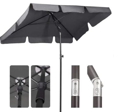 une image montrant un gros plan d'un parapluie noir muni d'un manche noir
