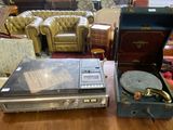une table sur laquelle se trouve un tourne-disque