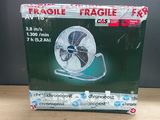 une boîte contenant un ventilateur, posée sur une table