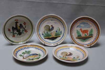 quatre assiettes à motifs différents posées sur une table