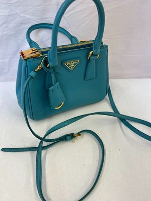 PRADA: Modèle " SAFFIANO LUX " Turquoise, avec carte et fact…