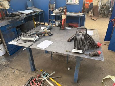 une table sur laquelle sont posés des outils, dans un garage