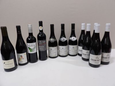 beaucoup de bouteilles de vin sur la table