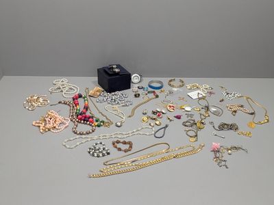 une table sur laquelle sont posés de nombreux bijoux