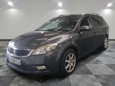 la photo d'une voiture grise garée sur un sol en damier