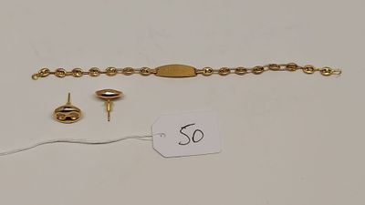 un gros plan sur un bracelet et une boucle d'oreille en or, avec une étiquette de prix