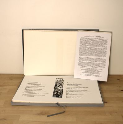 un livre ouvert posé sur une table en bois, avec un marque-page