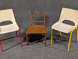 trois chaises placées côte à côte sur une surface grise
