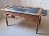 un bureau sur lequel se trouve un tableau noir, dans une pièce