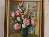 une peinture de fleurs dans un vase sur un chevalet