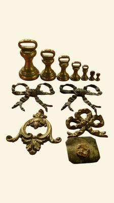 Suite de 7 poids victoriens en bronze à décor imitant des cl…