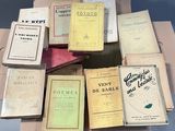 beaucoup de vieux livres posés ensemble sur une table