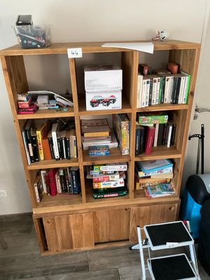 une bibliothèque sur laquelle sont posés de nombreux livres
