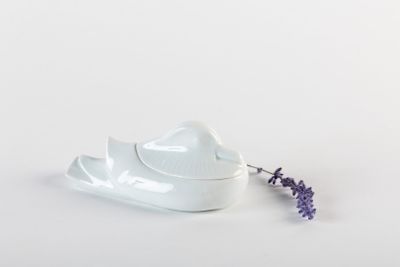 un petit bol blanc orné d'une fleur de lavande
