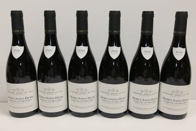 six bouteilles de vin sont alignées sur une table