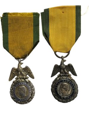 deux médailles et une médaille sont posées les unes à côté des autres