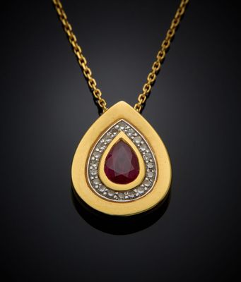 un pendentif en or jaune serti d'un rubis et de diamants