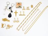beaucoup de bijoux en or sur une surface blanche