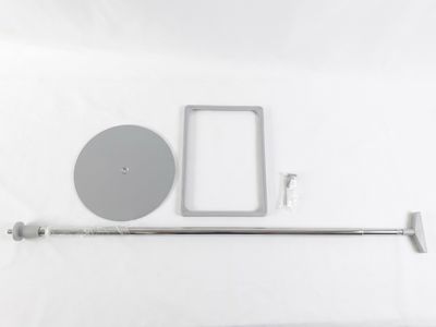 une photo d'une photo d'une salle de bains avec des toilettes et un miroir
