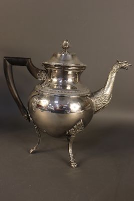 Théière en métal argenté à décor de palmettes, frises de rai…