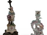 deux figurines assises l'une à côté de l'autre