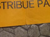 a yellow sign that says stribue park on it