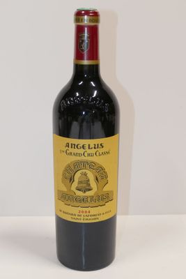 une bouteille de vin posée sur une table