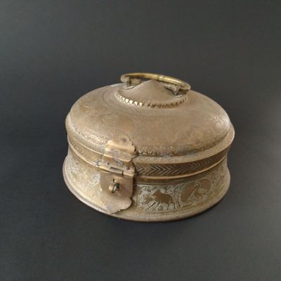 INDE, XIXe Boite en laiton Ronde à poignée sommitale. - Photo 1